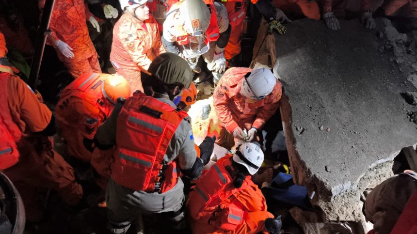 Desabamento aconteceu em Caxias, na madrugada; casal foi resgatado com vida