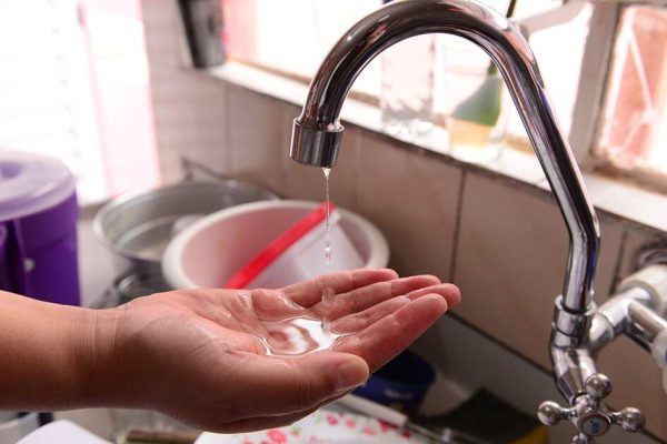 Moradores enfrentam falta d’água após queda de energia na Zona Norte do Rio. Águas do Rio providencia gerador para retomar abastecimento gradualmente.