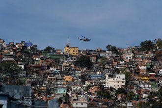 Helicóptero a serviço da Cedae fez pouso de emergência em Niterói após ser atingido por disparos; funcionário ficou ferido.