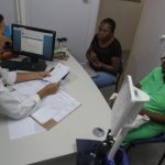 Idosos e pessoas com deficiência passam a ter, por lei, direito a acompanhante em consultas e exames em unidades de saúde do Rio.