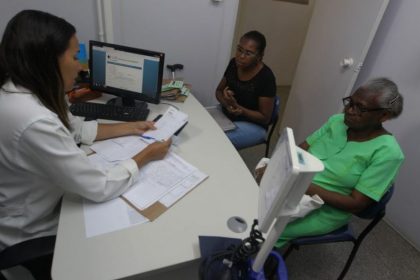 Idosos e pessoas com deficiência passam a ter, por lei, direito a acompanhante em consultas e exames em unidades de saúde do Rio.