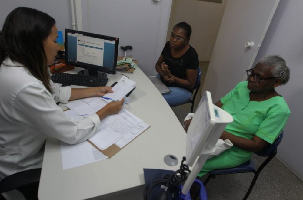 Idosos e pessoas com deficiência passam a ter, por lei, direito a acompanhante em consultas e exames em unidades de saúde do Rio.