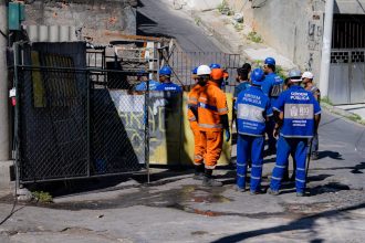 Agentes da Prefeitura participam de operação de ordenamento urbano que resultou na demolição de garagem ilegal no Largo da Penha.