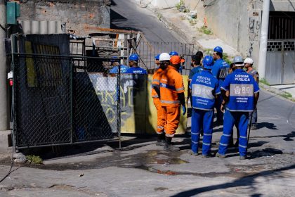 Agentes da Prefeitura participam de operação de ordenamento urbano que resultou na demolição de garagem ilegal no Largo da Penha.