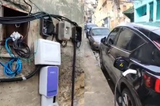 Carros elétricos passaram a integrar a logística do tráfico no Rio de Janeiro. Operações policiais já identificaram pontos clandestinos de recarga em comunidades dominadas por facções, com uso de ligações ilegais de energia para abastecer veículos roubados ou furtados.