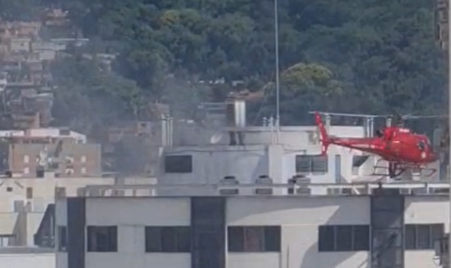 Equipes dos bombeiros acessaram prédio pela cobertura com auxílio de helicóptero 