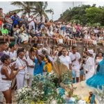 Fiéis e integrantes de casas de matriz africana se reúnem no Arpoador durante celebração em homenagem a Iemanjá, em edição anterior da festa. O evento reúne rituais religiosos, música e manifestações culturais à beira-mar e é um dos mais simbólicos do calendário cultural do Rio de Janeiro.