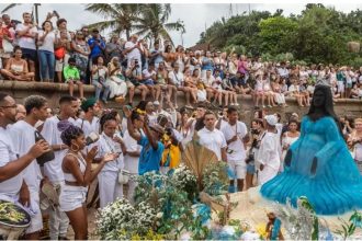 Fiéis e integrantes de casas de matriz africana se reúnem no Arpoador durante celebração em homenagem a Iemanjá, em edição anterior da festa. O evento reúne rituais religiosos, música e manifestações culturais à beira-mar e é um dos mais simbólicos do calendário cultural do Rio de Janeiro.