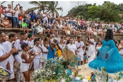 Fiéis e integrantes de casas de matriz africana se reúnem no Arpoador durante celebração em homenagem a Iemanjá, em edição anterior da festa. O evento reúne rituais religiosos, música e manifestações culturais à beira-mar e é um dos mais simbólicos do calendário cultural do Rio de Janeiro.
