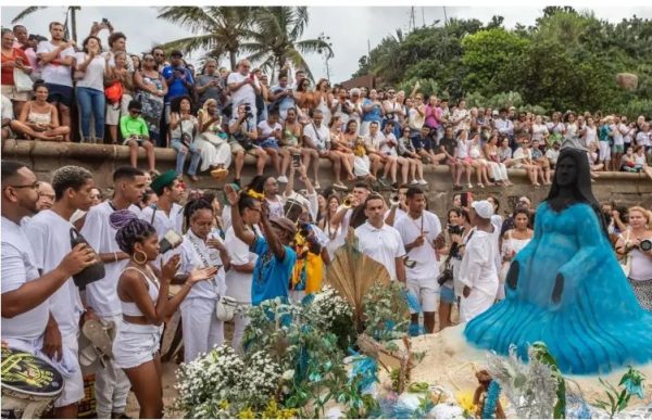 Fiéis e integrantes de casas de matriz africana se reúnem no Arpoador durante celebração em homenagem a Iemanjá, em edição anterior da festa. O evento reúne rituais religiosos, música e manifestações culturais à beira-mar e é um dos mais simbólicos do calendário cultural do Rio de Janeiro.