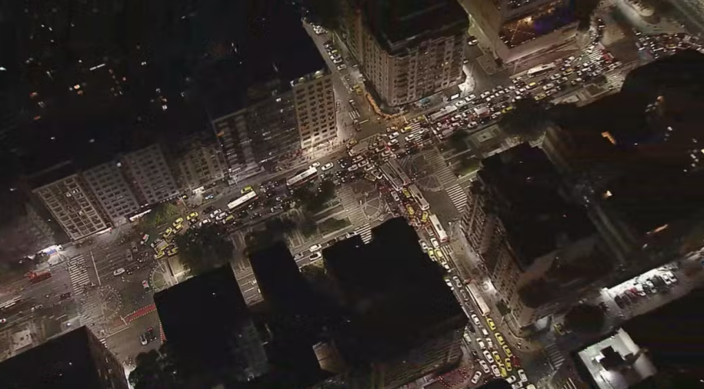 Quase 48h depois, Leme e Copacabana seguem sem luz por causa de furto de cabos; moradores protestam
