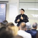 Major da Polícia Militar do Rio de Janeiro Agdan Miranda Fernandes durante palestra sobre a implementação de câmeras corporais na PMERJ, no curso “Protocolos de Ações Policiais e Controle Externo”, promovido pelo MPRJ.