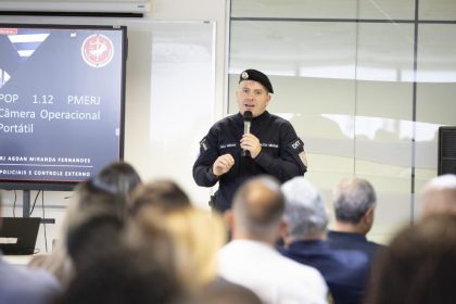 Major da Polícia Militar do Rio de Janeiro Agdan Miranda Fernandes durante palestra sobre a implementação de câmeras corporais na PMERJ, no curso “Protocolos de Ações Policiais e Controle Externo”, promovido pelo MPRJ.