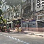 Operários realizam obras na Rua da Cerveja