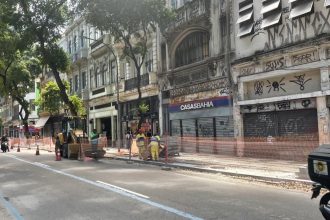 Operários realizam obras na Rua da Cerveja
