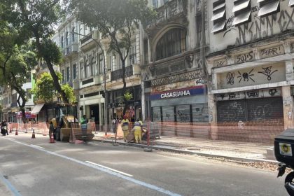 Operários realizam obras na Rua da Cerveja