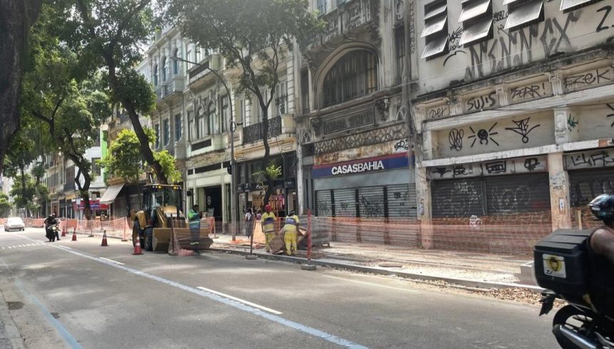 Operários realizam obras na Rua da Cerveja
