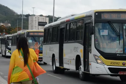 Mulher faz sinal para ônibus no Rio