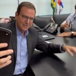 O prefeito Eduardo Paes conversa com o deputado federal Pedro Paulo em vídeo divulgado nas redes sociais sobre a revogação do aumento da taxa de lixo na Barra Olímpica.