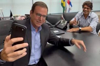 O prefeito Eduardo Paes conversa com o deputado federal Pedro Paulo em vídeo divulgado nas redes sociais sobre a revogação do aumento da taxa de lixo na Barra Olímpica.