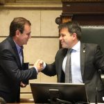 Prefeito Eduardo Paes e o presidente da Câmara, Carlo Caiado, na Câmara Municipal do Rio.