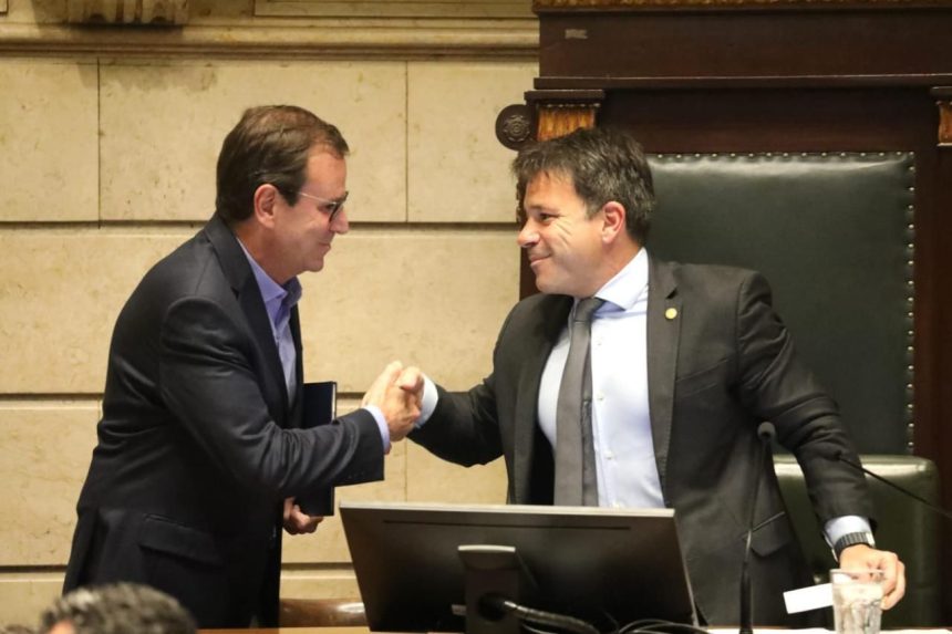 Prefeito Eduardo Paes e o presidente da Câmara, Carlo Caiado, na Câmara Municipal do Rio.
