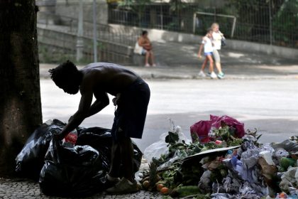 Homem em situação de rua no Largo do Machado