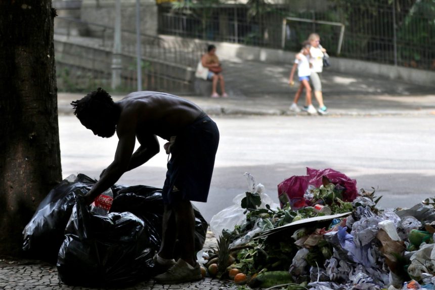 Homem em situação de rua no Largo do Machado