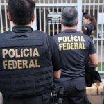 Agentes da Polícia Federal participam de operação contra esquema de lavagem de dinheiro durante cumprimento de mandados.