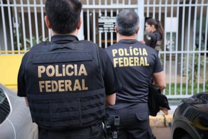 Agentes da Polícia Federal participam de operação contra esquema de lavagem de dinheiro durante cumprimento de mandados.