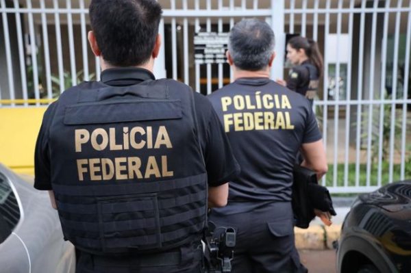 Agentes da Polícia Federal participam de operação contra esquema de lavagem de dinheiro durante cumprimento de mandados.