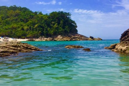 Trindade, em Paraty, onde moradores relatam avanço do Comando Vermelho, com ocupação de áreas turísticas e denúncias de cobrança de taxas ilegais a trabalhadores locais.