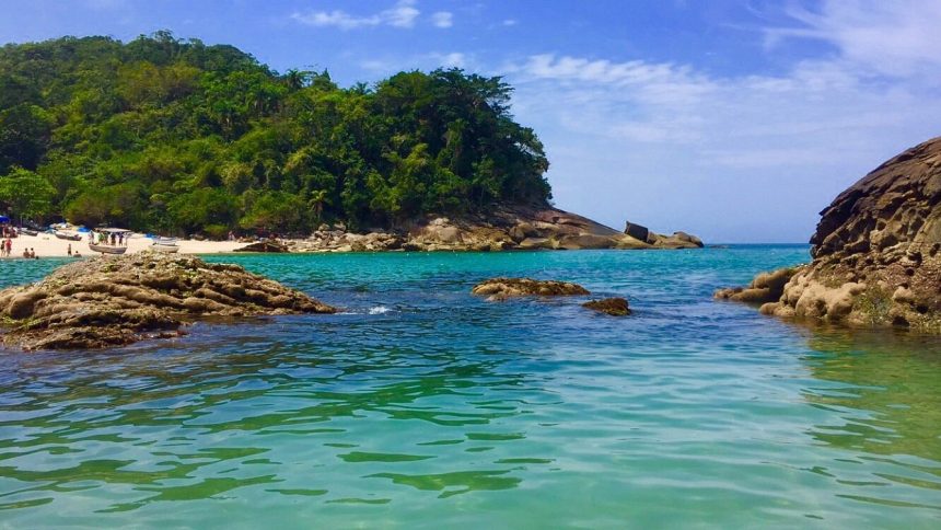 Trindade, em Paraty, onde moradores relatam avanço do Comando Vermelho, com ocupação de áreas turísticas e denúncias de cobrança de taxas ilegais a trabalhadores locais.