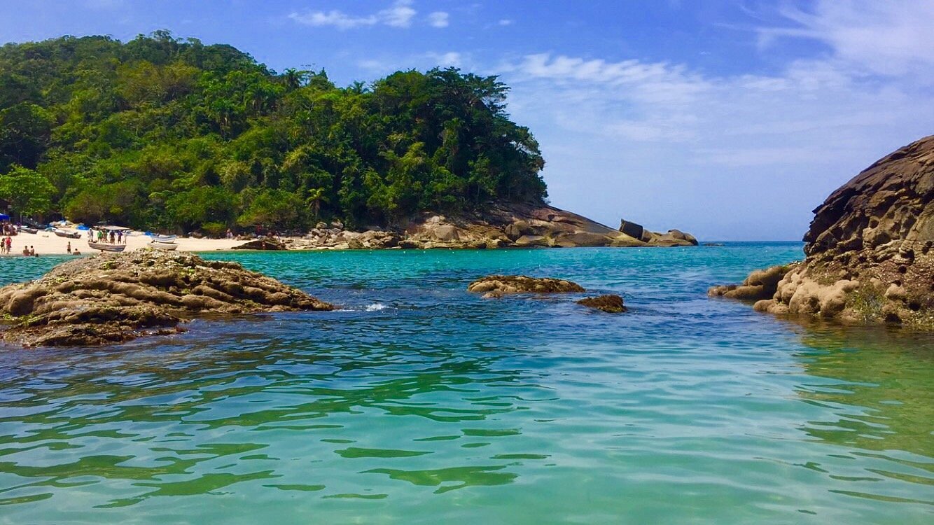 Trindade, em Paraty, onde moradores relatam avanço do Comando Vermelho, com ocupação de áreas turísticas e denúncias de cobrança de taxas ilegais a trabalhadores locais.