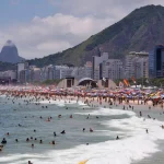 Copacabana foi segunda praia com mais resgates; bombeiros seguem buscando adolescente desaparecido na praia