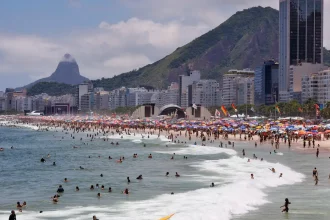 Copacabana foi segunda praia com mais resgates; bombeiros seguem buscando adolescente desaparecido na praia