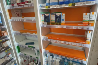 Prateleiras de farmácias após roubo de cosméticos e canetas emagrecedoras na Zona Norte