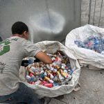 Catador faz a separação de materiais recicláveis recolhidos pelo projeto Recicla ZN, no Engenhão.