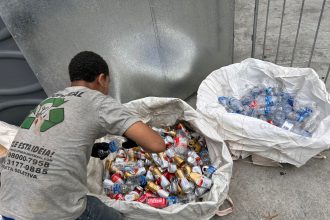 Catador faz a separação de materiais recicláveis recolhidos pelo projeto Recicla ZN, no Engenhão.