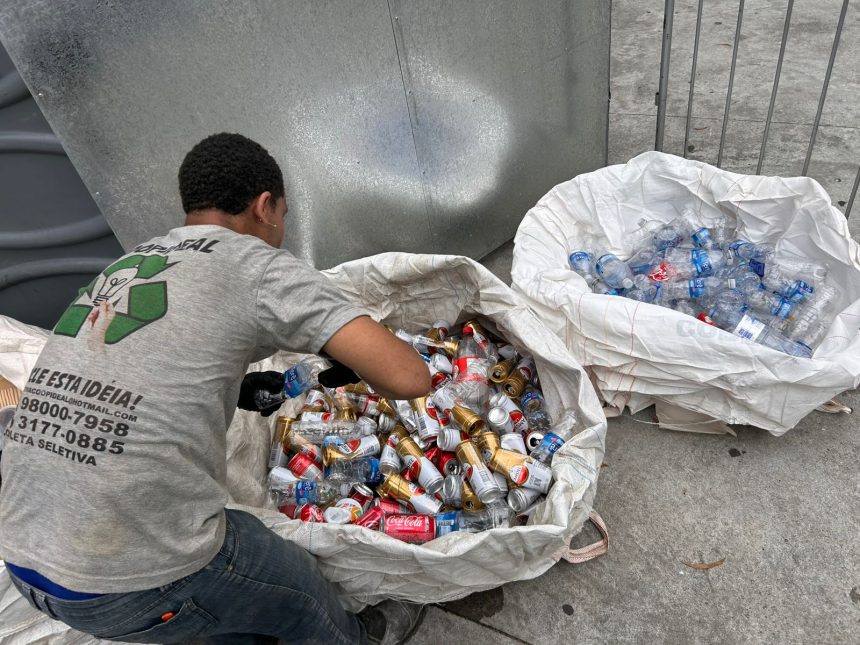 Catador faz a separação de materiais recicláveis recolhidos pelo projeto Recicla ZN, no Engenhão.