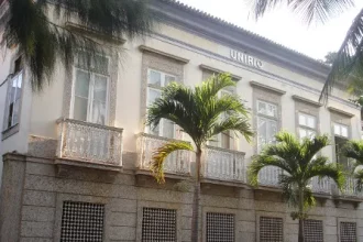 Universidade reserva 35% das vagas para professores negros, incluindo 10% extras para reparar oferta menor no passado.