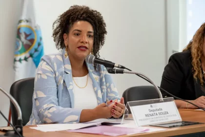 Mulher mais votada para a Alerj, Renata Souza relatou ter recebido ameaça de morte com conteúdo racista pela internet.