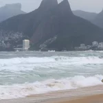 Recomendação é evitar banho de mar durante alerta de ressaca