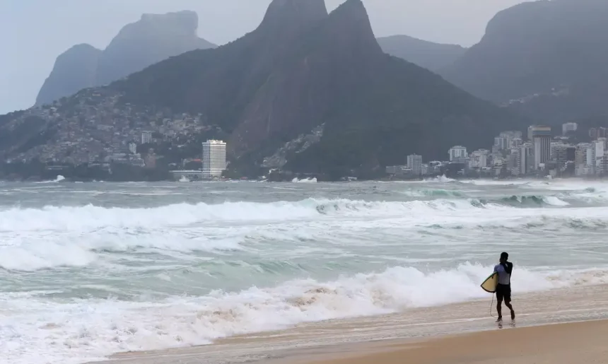 Recomendação é evitar banho de mar durante alerta de ressaca