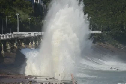 Fim de semana tem alerta de ressaca da Marinha para ondas de até três metros no litoral carioca