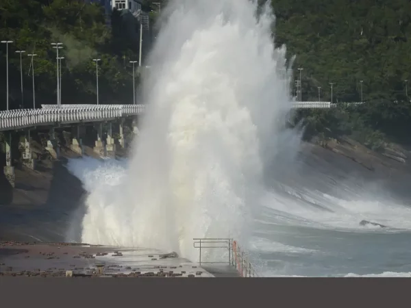 Previsão do tempo: primeiro fim de semana de 2026 tem ressaca no mar e possibilidade de chuva no Rio 51 Fim de semana tem alerta de ressaca da Marinha para ondas de até três metros no litoral carioca