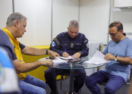 Prefeito recebeu secretário de Polícia Militar para acertar acordo