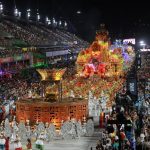 Ensaios noturnos e som digital: a Sapucaí se prepara para um Carnaval de homenagens e inovação.