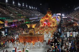 Ensaios noturnos e som digital: a Sapucaí se prepara para um Carnaval de homenagens e inovação.