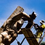 Equipes da Secretaria de Conservação realizam limpeza da estátua de São Sebastião, na Praça Luís de Camões, na Glória.